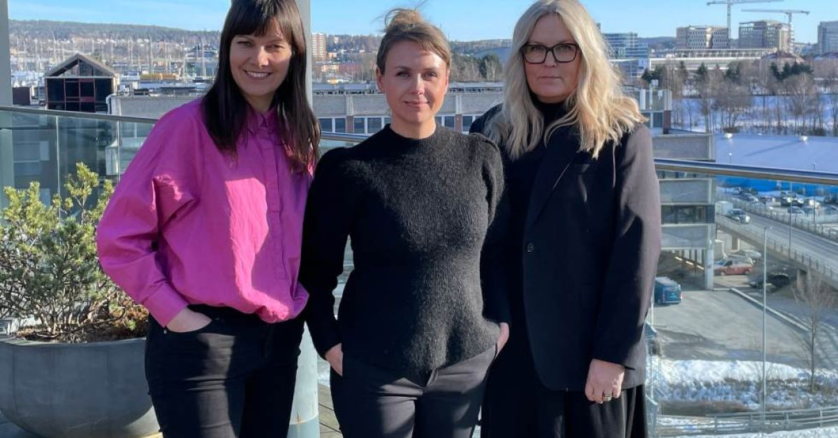 Administrerende direktør Kathrine Saastad (i midten) får et nytt mandat fra Hilde Norddal (til venstre), konserndirektør Amedia Salg og Marked, og Bente Klemetsdal (til høyre), konserndirektør salg og marked i Aller Media. Foto: Diar